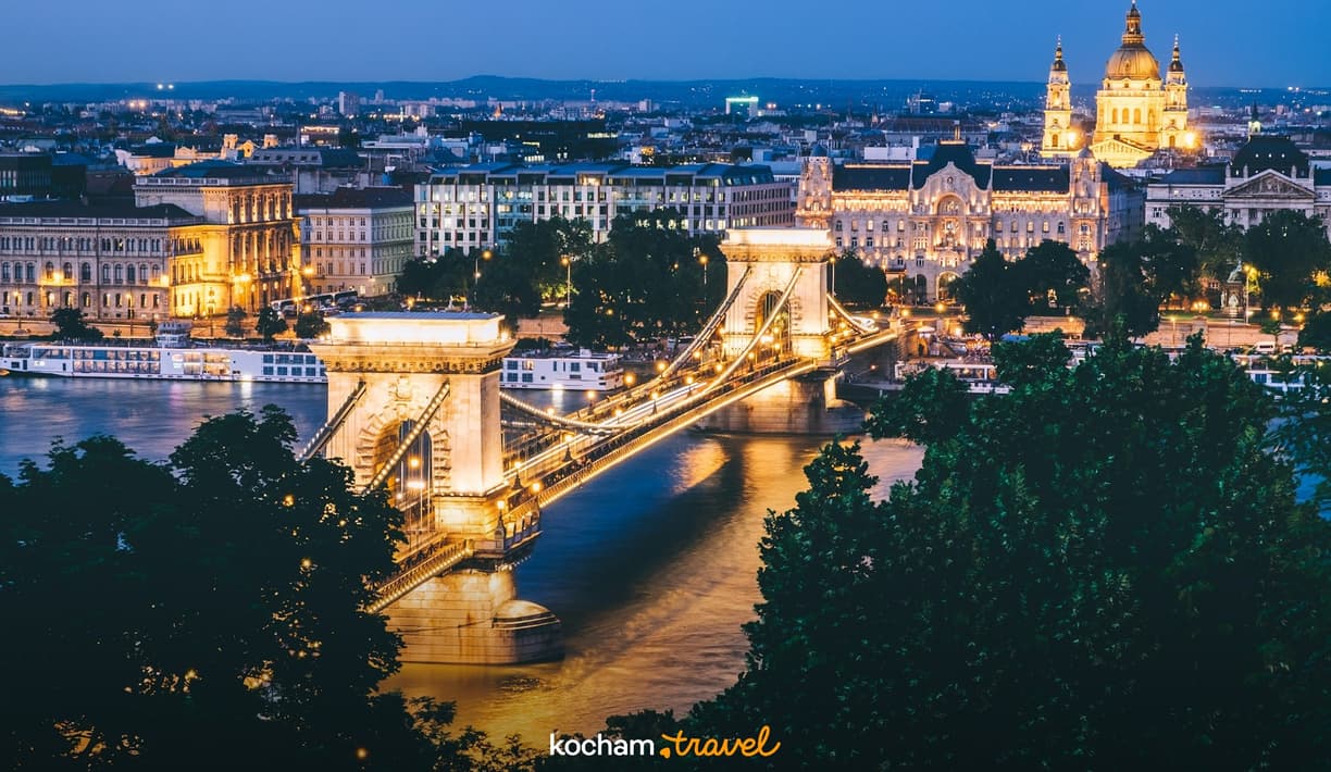 Budapeszt nocą, oświetlony Most Łańcuchowy i Bazylika św. Stefana.