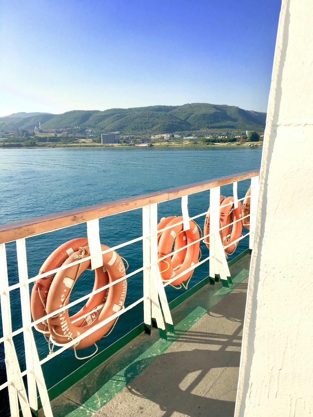 Sceniczny rejs promem po Oceanii, turyści podziwiają widoki