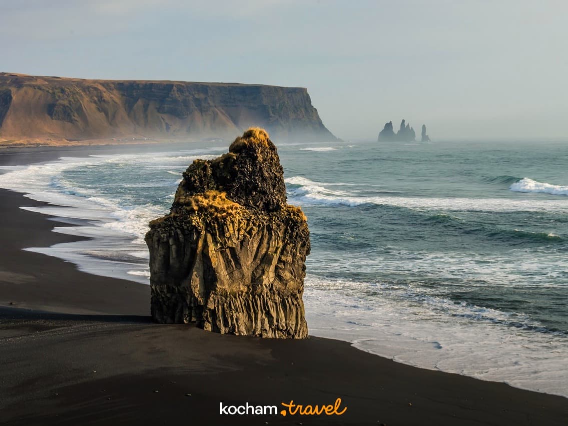 Czarna plaża Reynisfjara, formacja skalna, fale oceanu, klify Islandia.