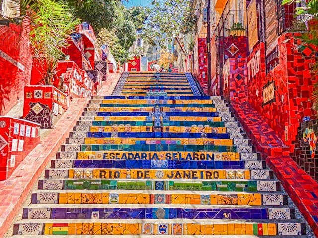 Kolorowe mozaikowe schody Escadaria Selarón w Rio de Janeiro.
