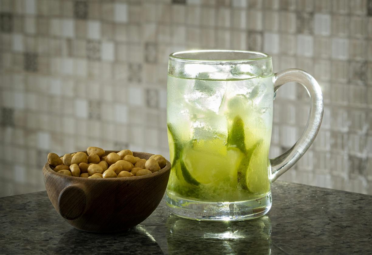 Mrożona caipirinha z limonką i słone orzeszki ziemne.