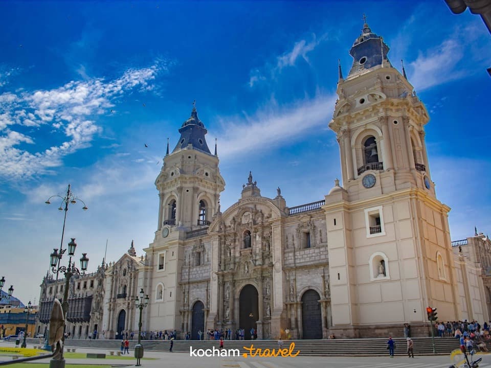 Katedra w Limie, Peru, słoneczny dzień, błękitne niebo.