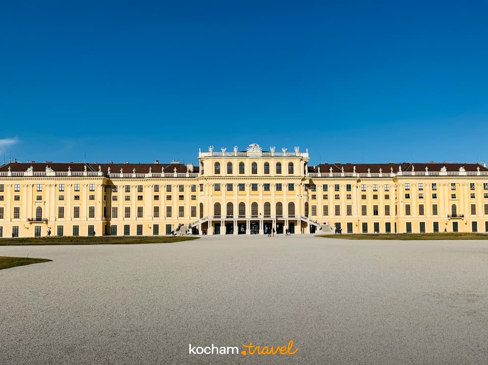 Żółty Pałac Schönbrunn w Wiedniu, dziedziniec, błękitne niebo.