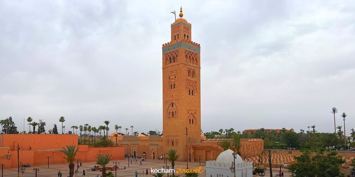 Majestatyczny minaret Meczetu Kutubijja w Marrakeszu, Maroko.