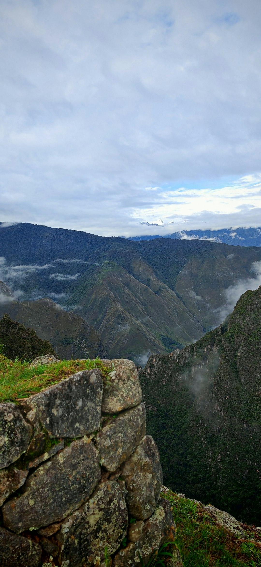 Machu Picchu o świcie z mgłą