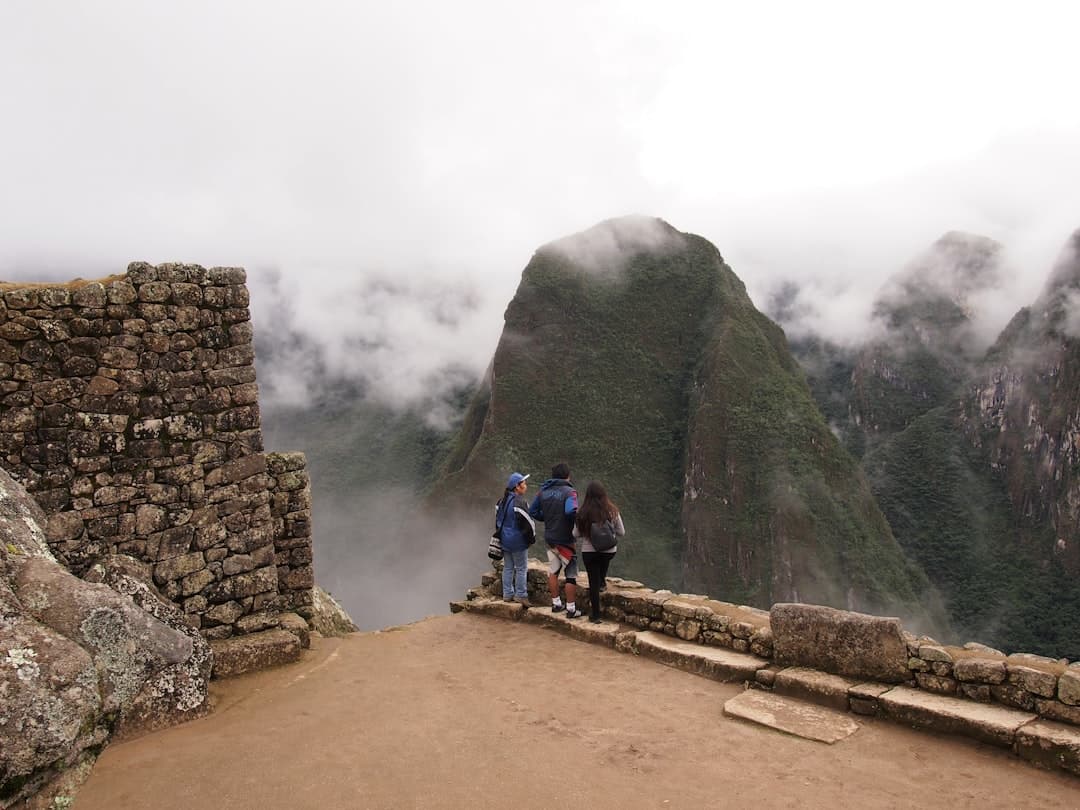 Para turystów podziwiających widoki Machu Picchu