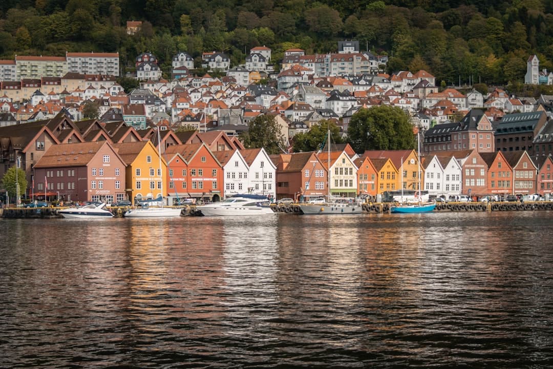 Oszałamiający krajobraz Bergen w Letnie