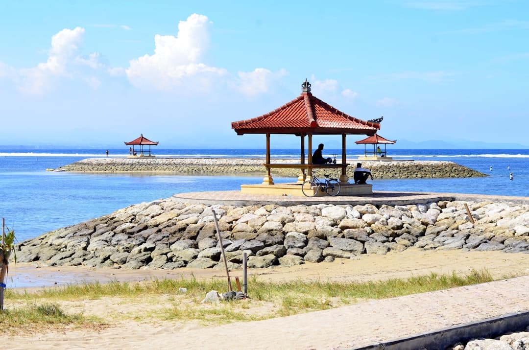 Altana na plaży, morze, biały kamień, rower.