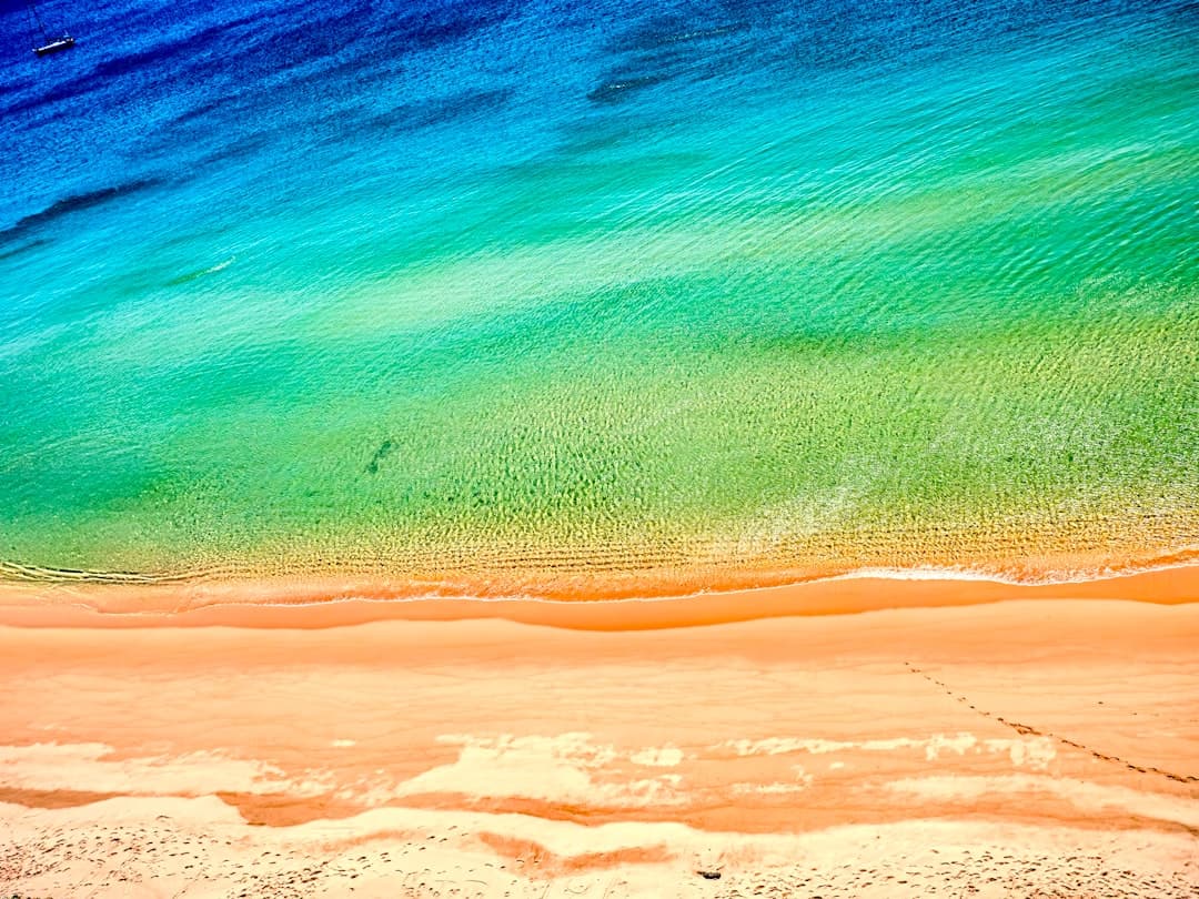 Piękna plaża z turkusową wodą i piaskiem.