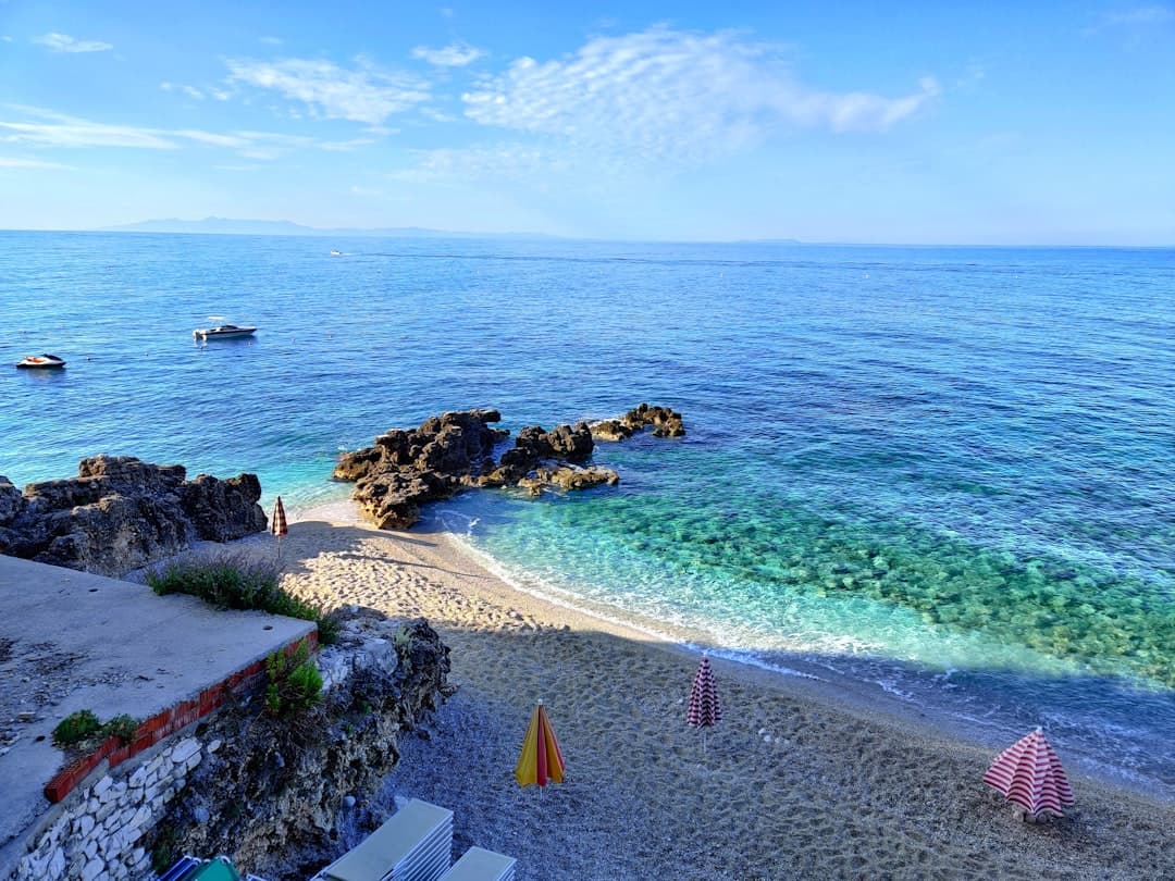 Plaża w Dhermi z czystą wodą i białymi kamieniami