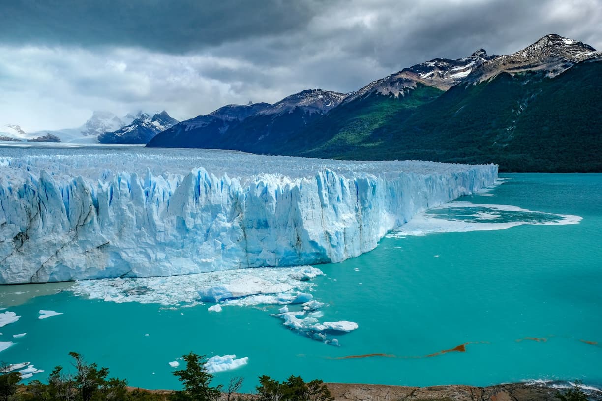 Lodowiec Perito Moreno z jagodowymi lodowymi formacjami
