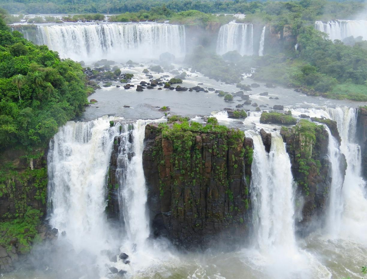 Co zwiedzić w Argentynie? Wodospady Iguazu, lodowiec Perito Moreno i kolorowe góry