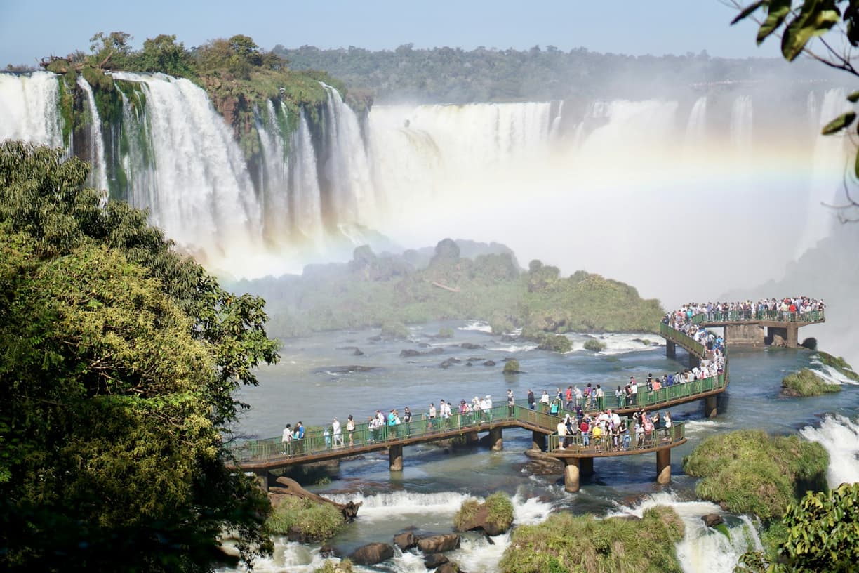 Wodospady Iguazu otoczone bujną roślinnością