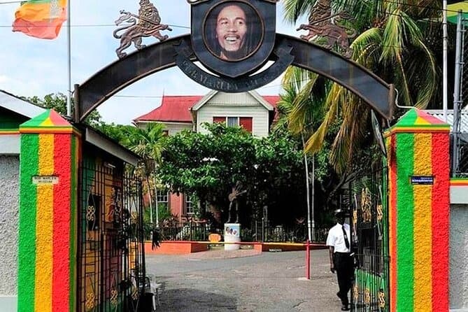 Wejście do Muzeum Boba Marleya, Kingston, Jamajka, kultura reggae