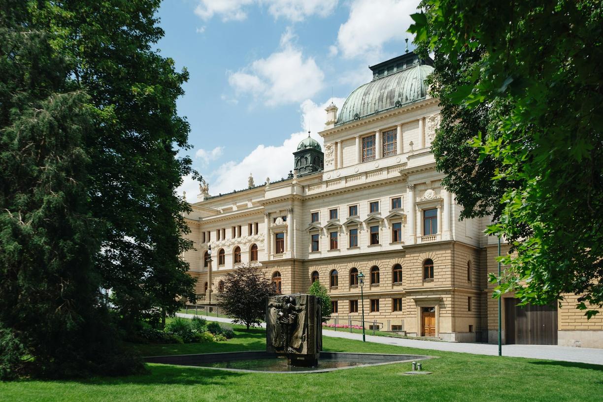 Rodzina ciesząca się piknikiem w parku