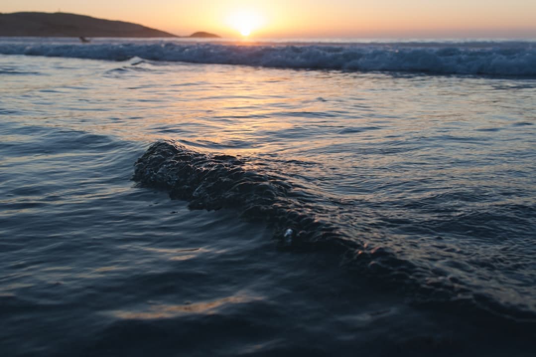 Oszałamiający zachód słońca nad plażą w Blue Bay, romantyczna atmosfera