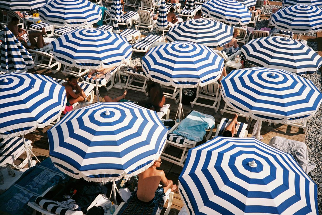 Piękna plaża w Nicei z leżakami