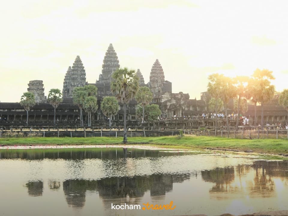 Angkor Wat, Kambodża, starożytna świątynia, odbicie w wodzie, złote światło.