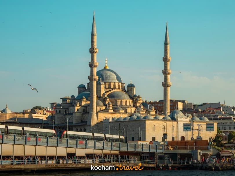 Meczet Yeni Cami, most Galata, tramwaj, widok na Stambuł