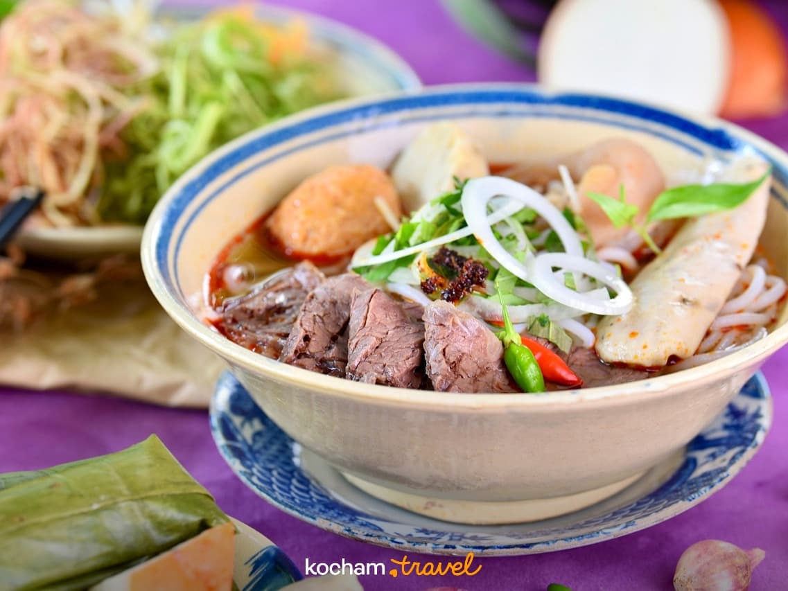Wietnamska zupa Bun Bo Hue z wołowiną, makaronem i chili