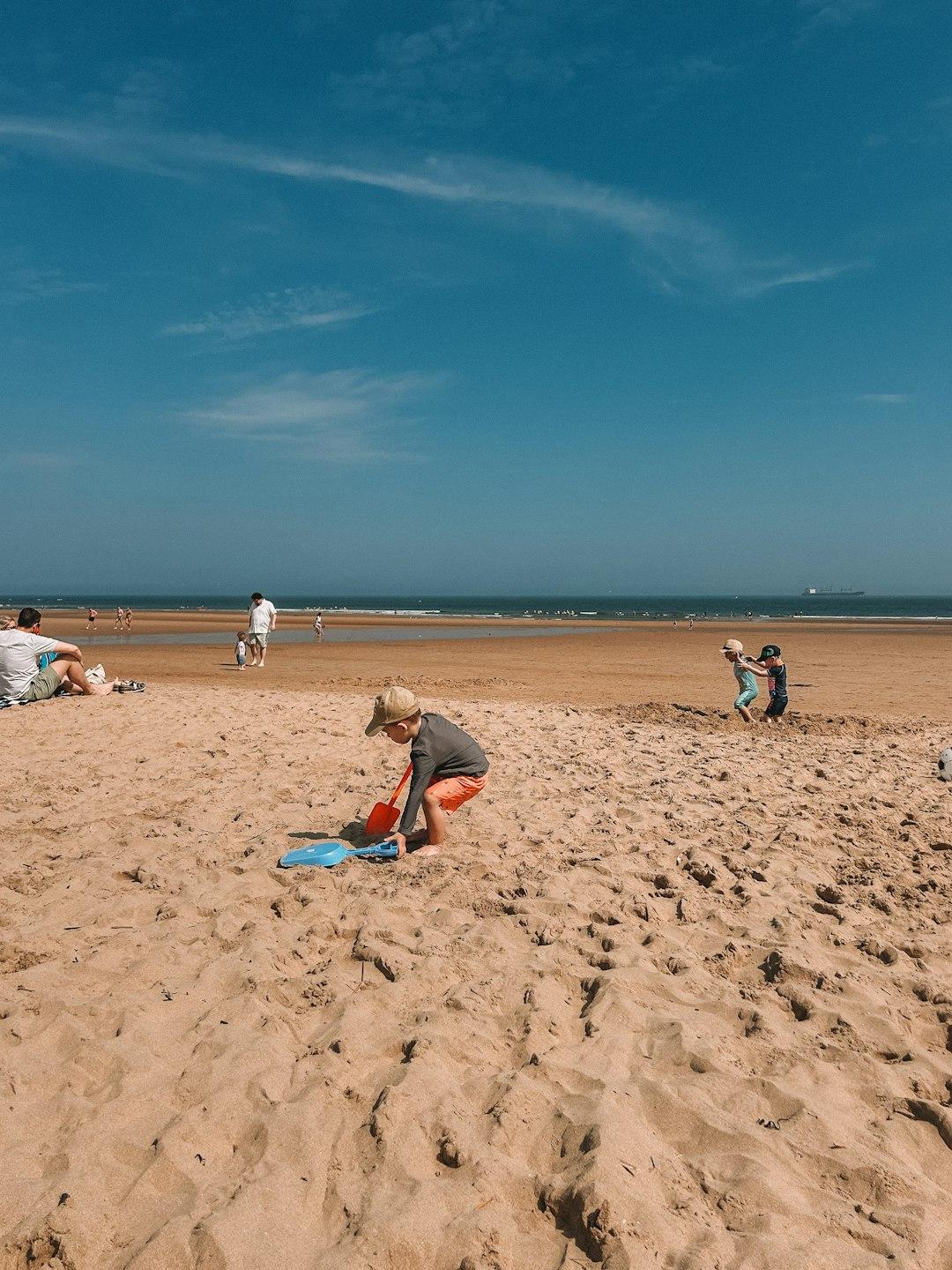 Rodzina spędzająca dzień na plaży Jimbaran