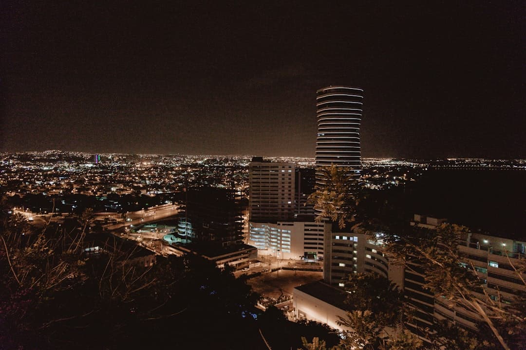 Bezpieczny spacer po Guayaquil w nocy