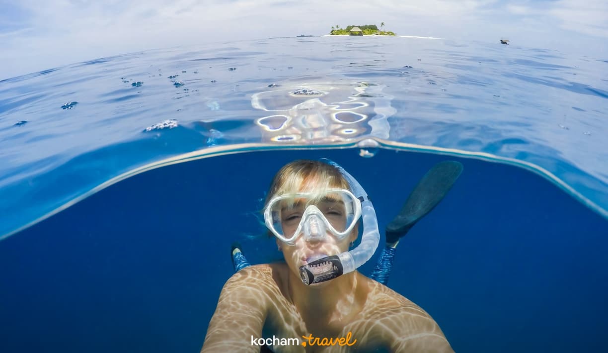 Snorkeling na rajskiej wyspie, widok pod i nad wodą.