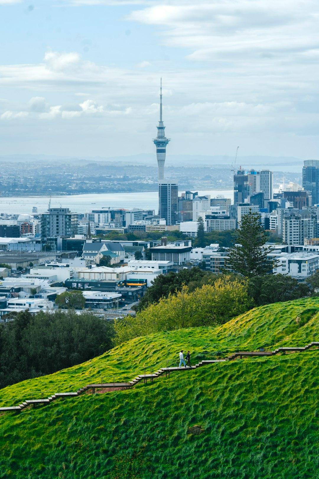 Ceny w Auckland 2025/26: Ile kosztuje wstęp na Sky Tower, obiad i transport?