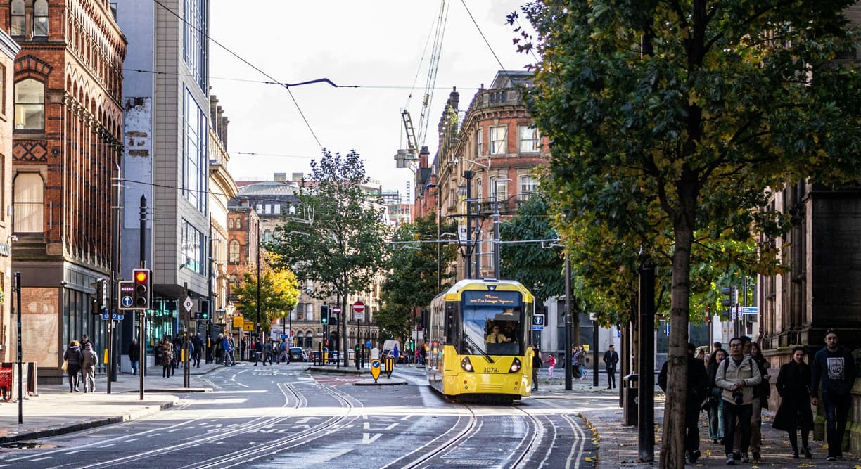 Manchester na rockowo: Przewodnik po kultowych miejscach muzyki niezależnej