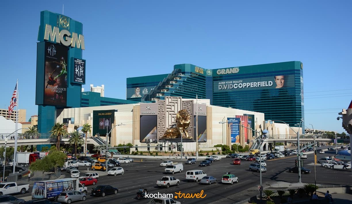 Las Vegas: hotel MGM Grand, złoty lew, ruch uliczny.
