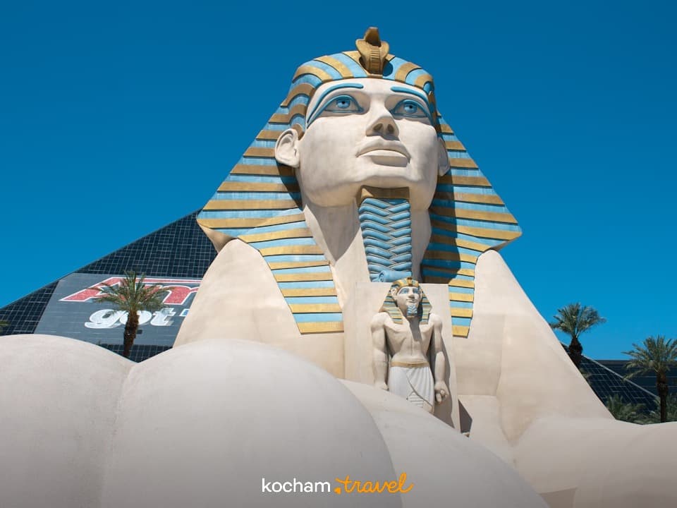 Sfinga i piramida hotelu Luxor w Las Vegas.