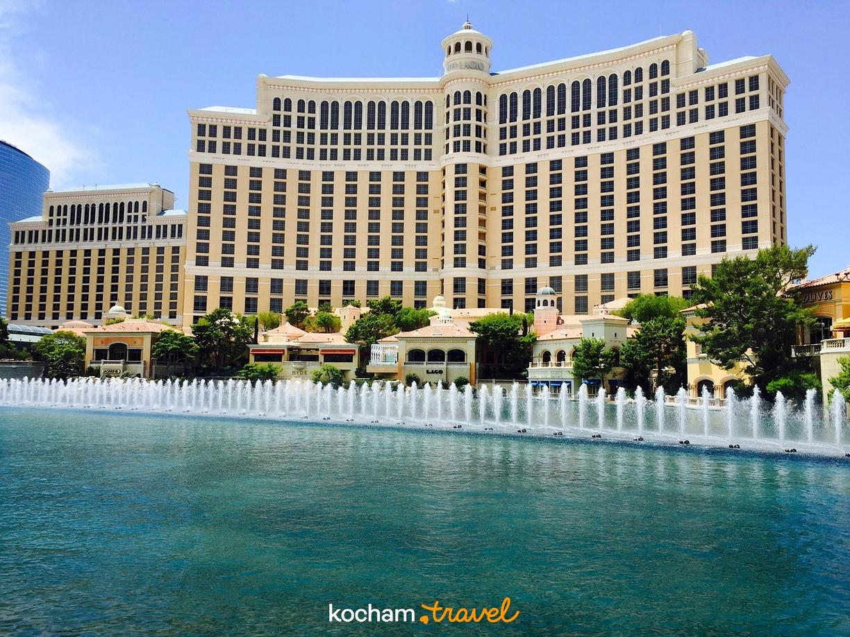 Hotel Bellagio Las Vegas, słynne fontanny, turkusowa woda, jasne światło.