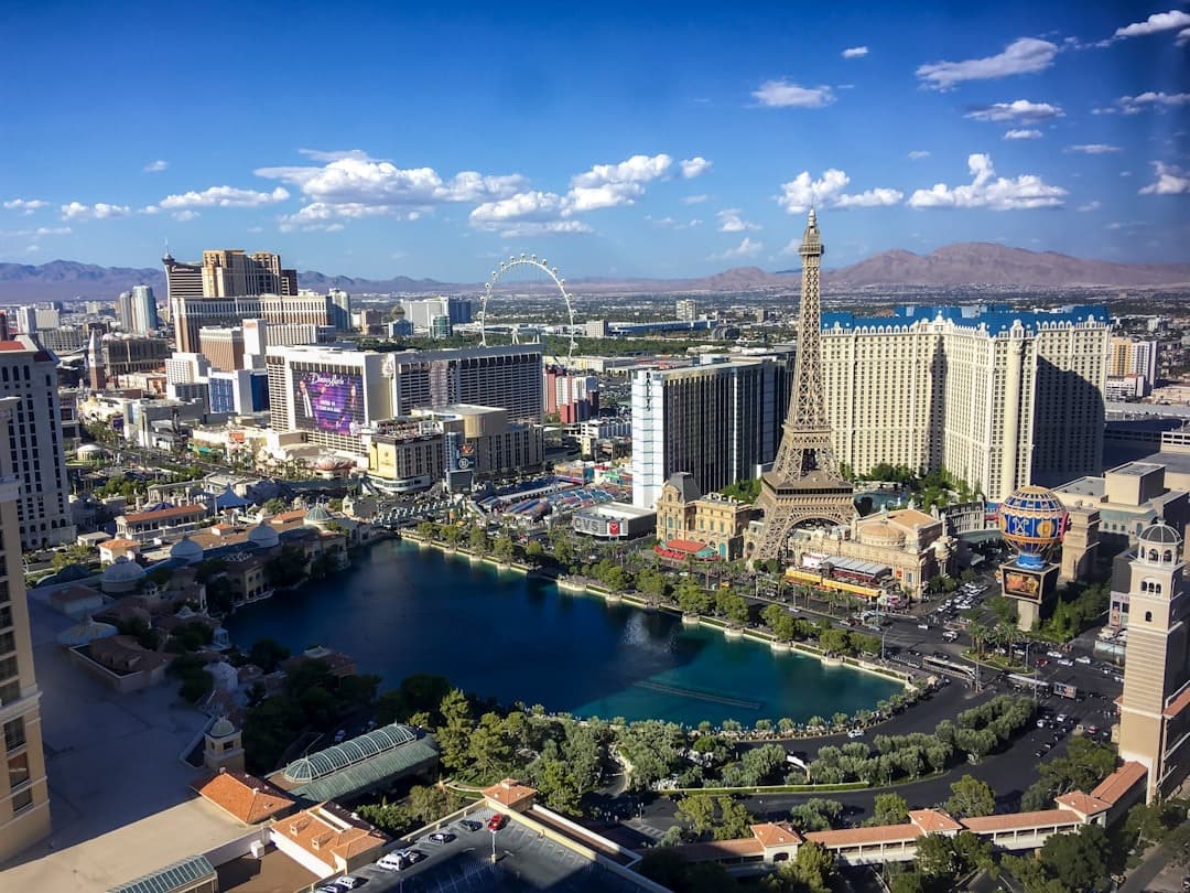 Słoneczny panoramiczny widok Las Vegas Strip, hotele, Wieża Eiffla, jezioro.