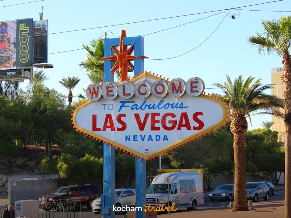 Kultowy znak powitalny Las Vegas Nevada, palmy, samochody.