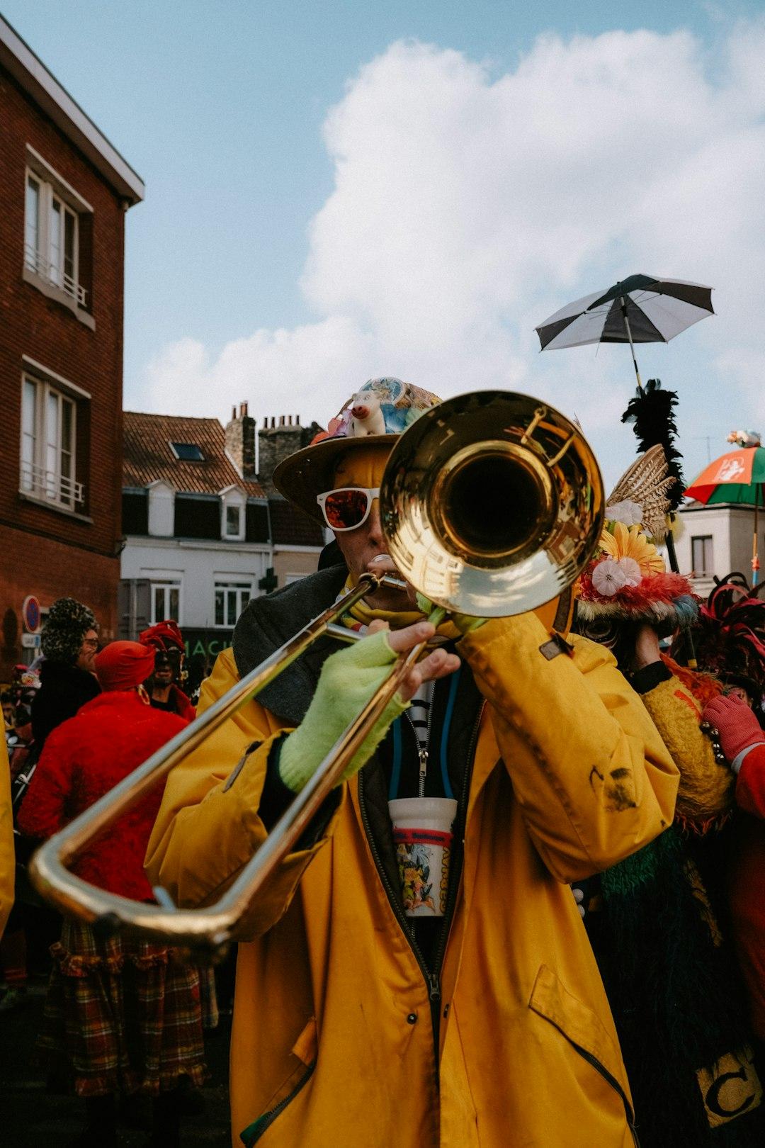 Obchody lokalnego festiwalu z muzyką i tańcem w Gandawie