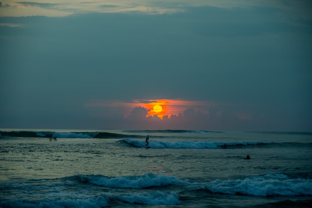 Zachód słońca na plaży Bali