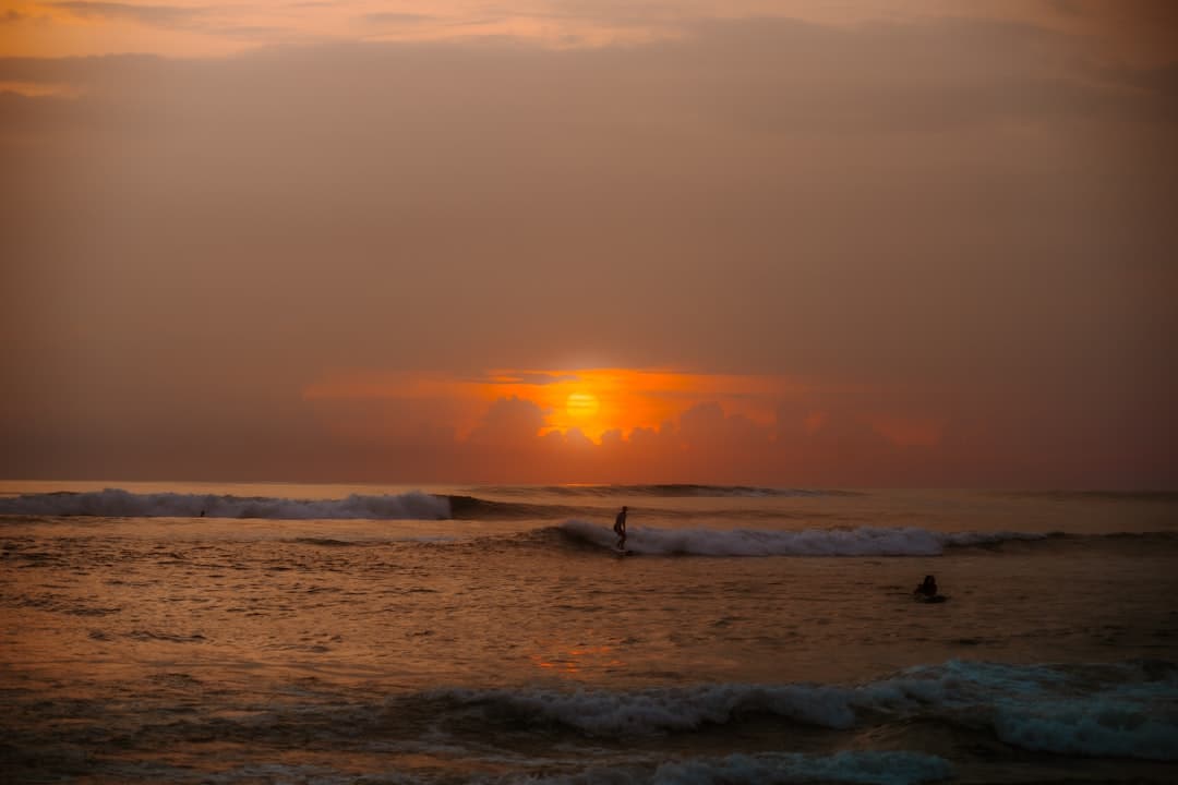 Surfing na Bali: Najlepsze spoty dla początkujących w Kucie i Canggu