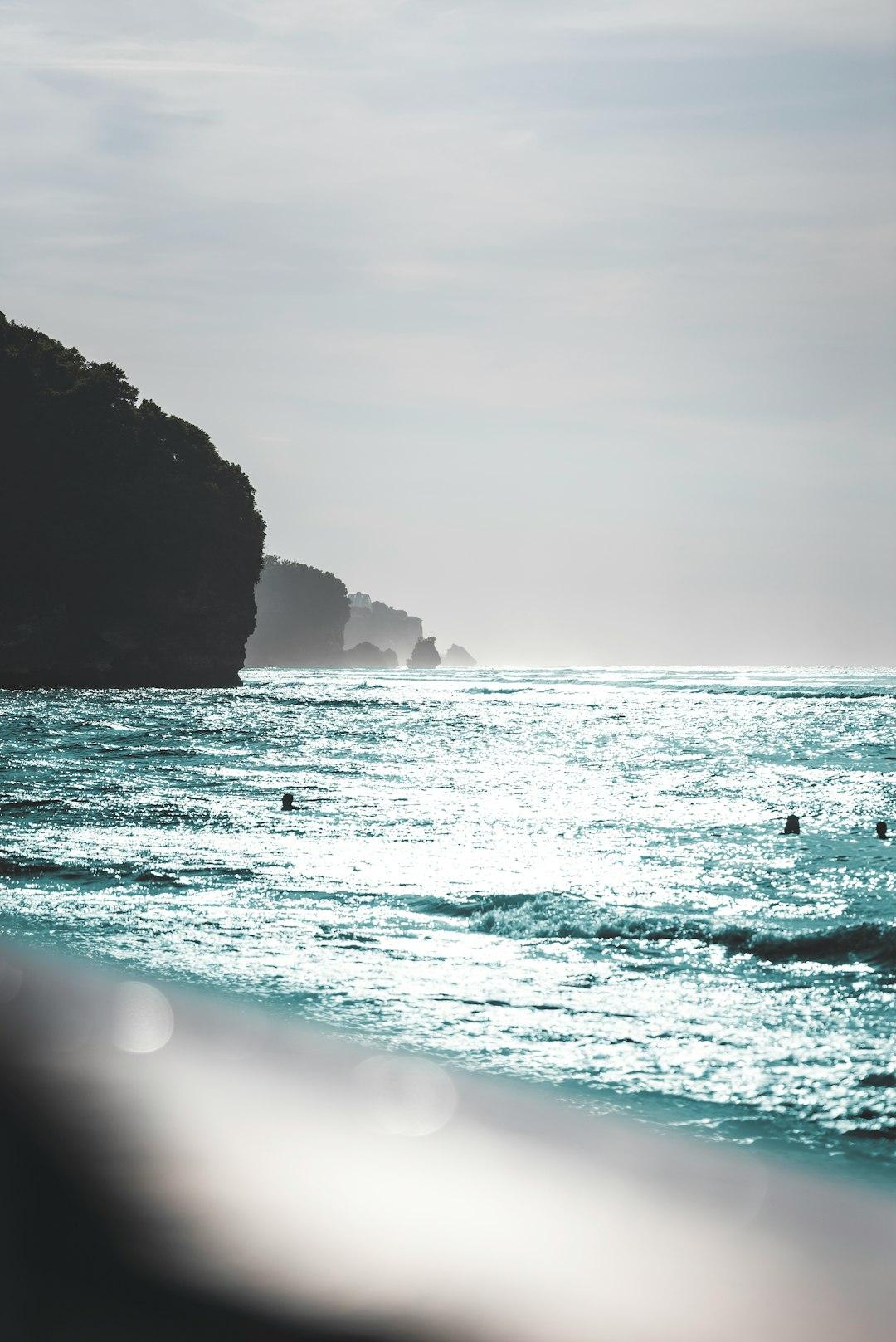 Plaża Bingin z surferami