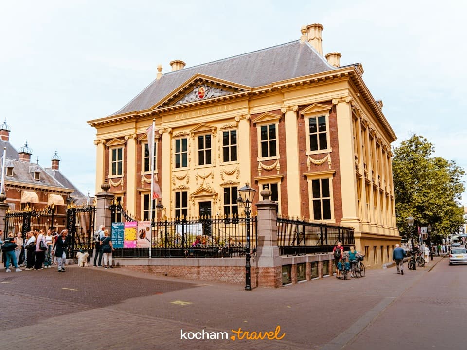 Muzeum Mauritshuis, Haga, Holandia, zabytkowa architektura, fasada, turyści
