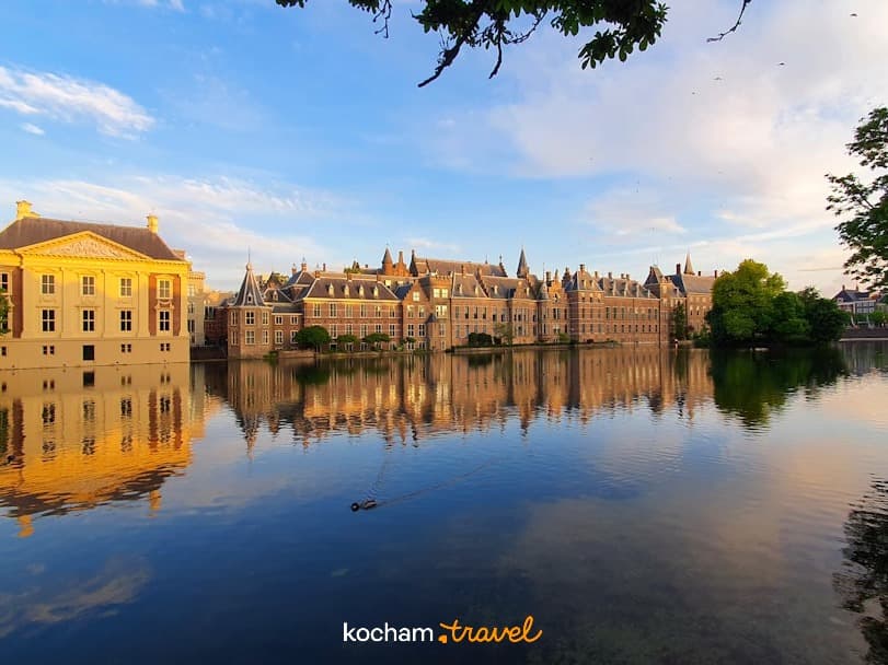 Binnenhof i Mauritshuis w Hadze, odbite w jeziorze Hofvijver o zachodzie słońca.
