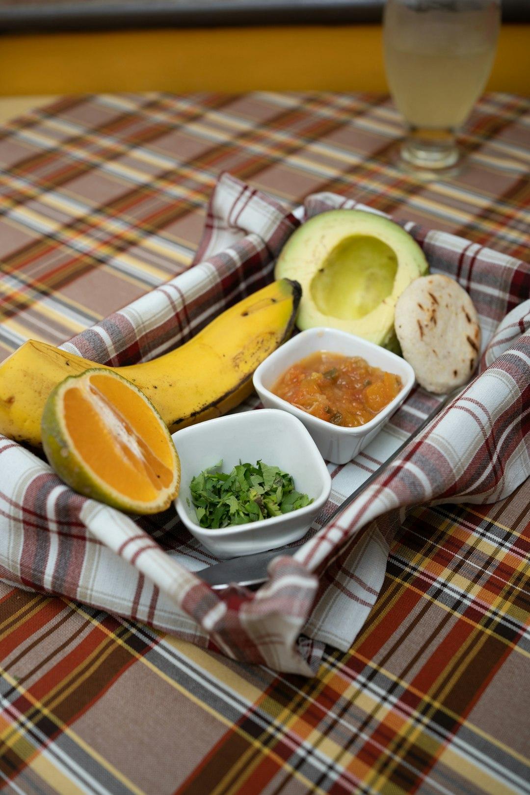 Kosz z owocami, awokado, banan i dodatki