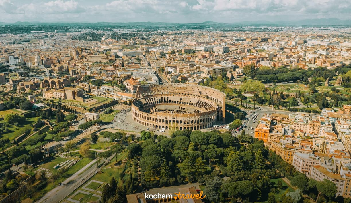 Panorama Rzymu z Koloseum i Forum Romanum.