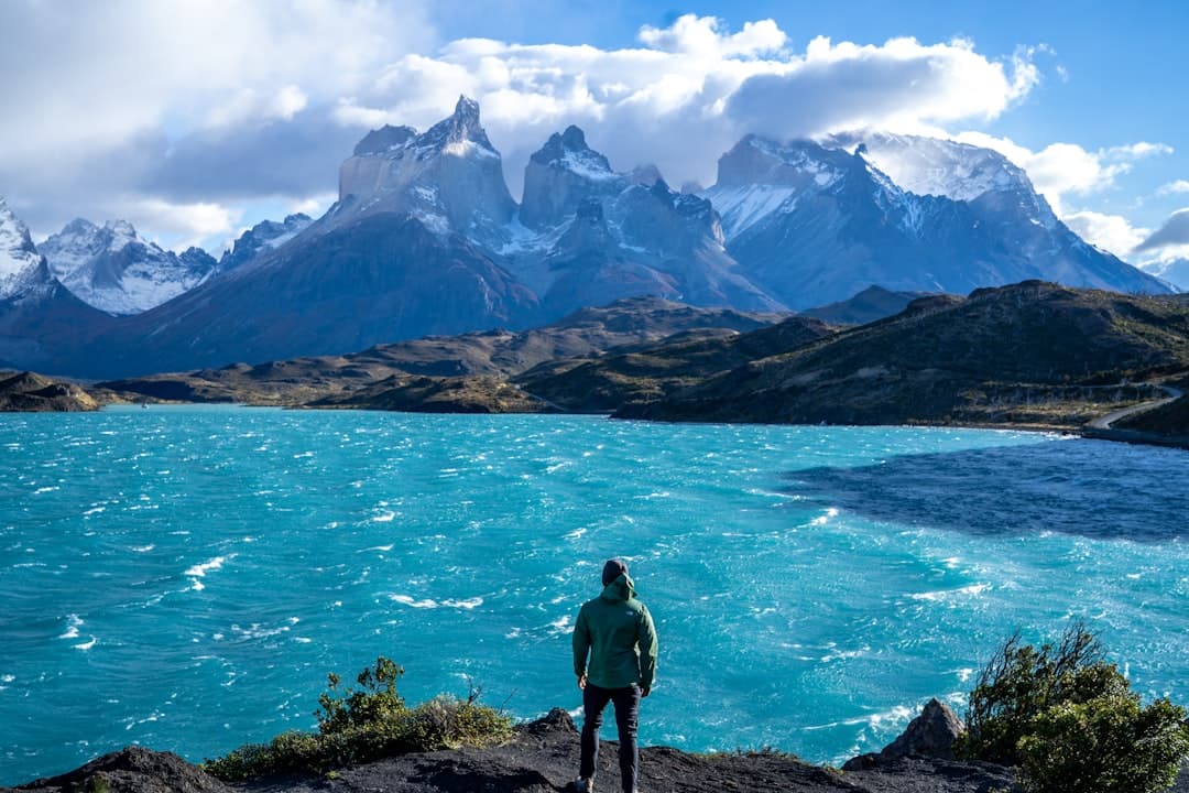 Wędrowiec odpoczywający przy pięknym jeziorze w Torres del Paine