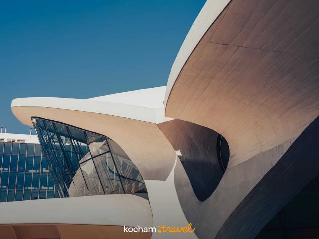 Futurystyczna architektura TWA Flight Center, lotnisko JFK, biały beton, szkło.