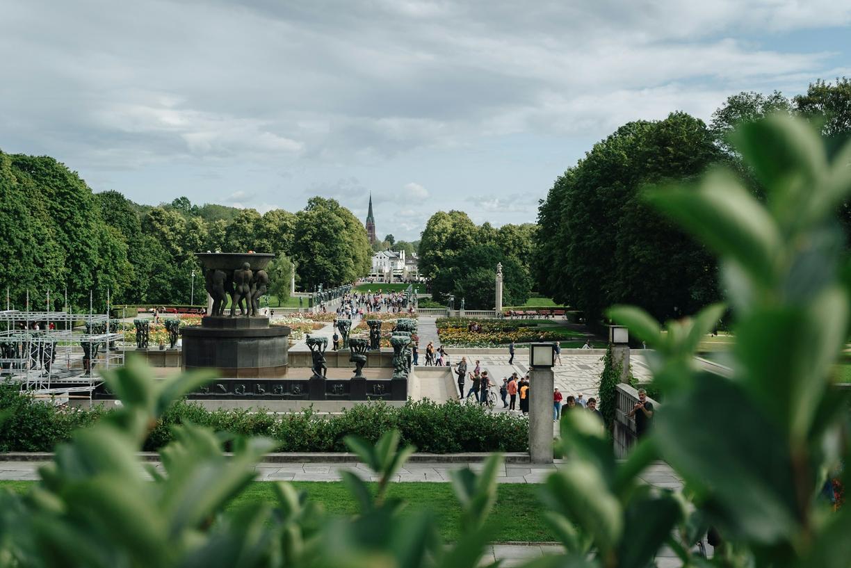 Vigeland Park w Oslo z fontanną i zielenią