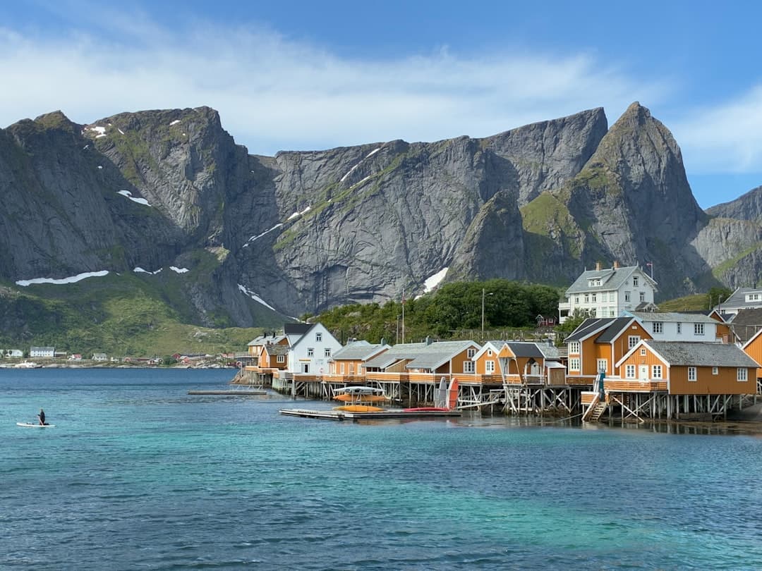 Skandynawskie domy nad fiordem w Norwegii.