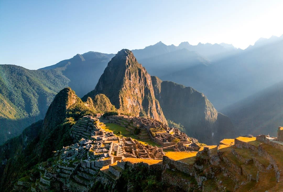 Machu Picchu, starożytne miasto Inków w Andach, wschód słońca.