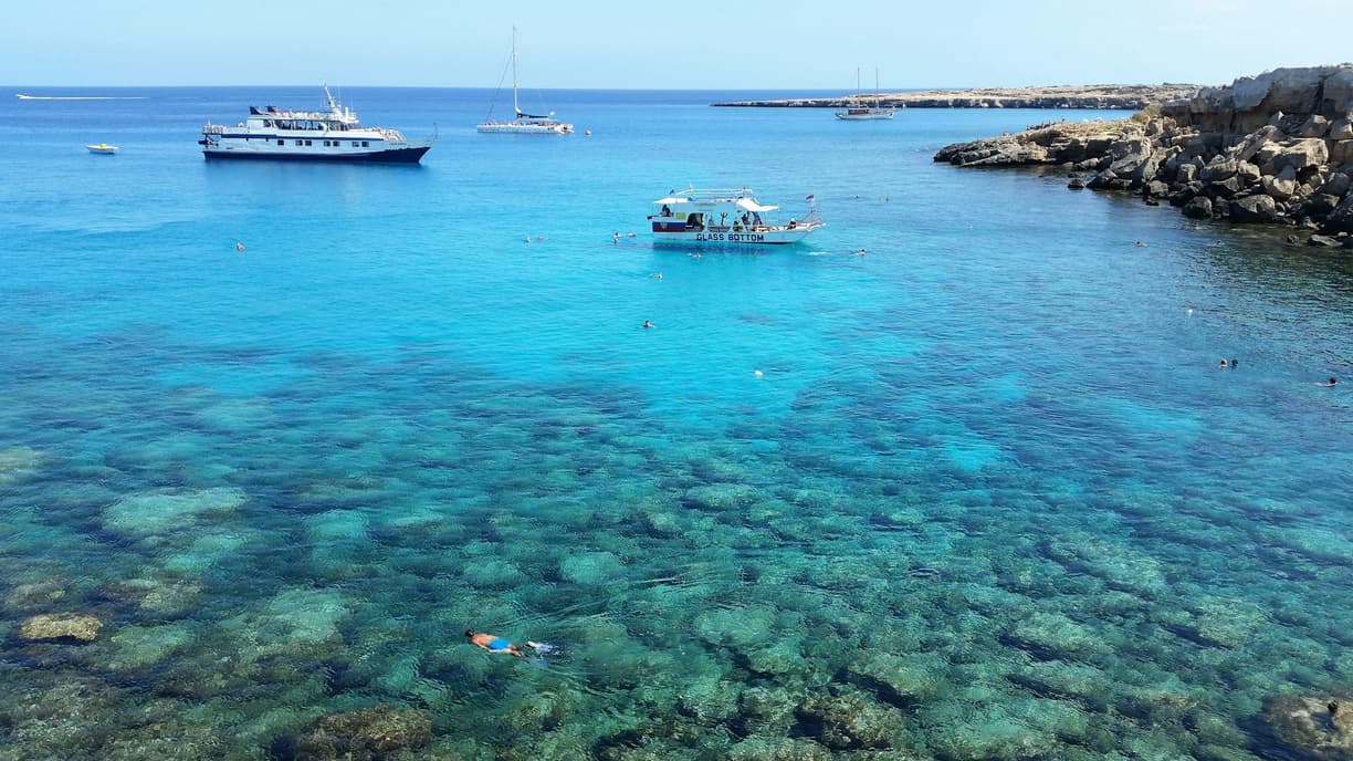 Cypr. Fig Tree Bay w Protaras: Przewodnik po ikonicznej plaży i jej ukrytych zakątkach.
