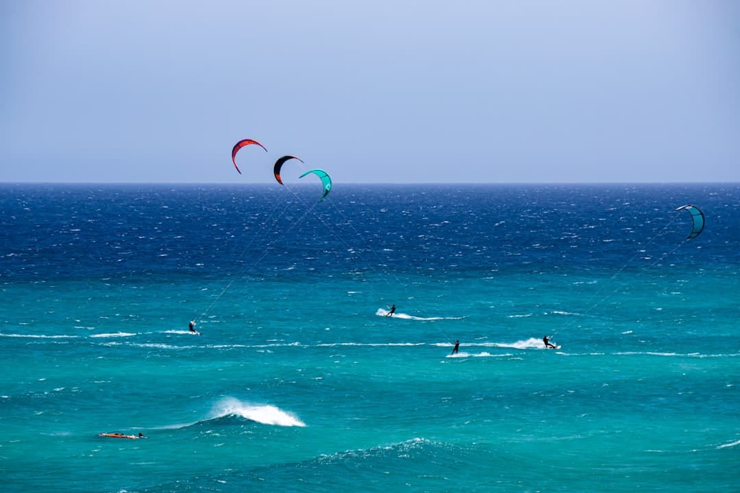 Windsurferzy czerpiący radość z warunków oceanicznych w Beau Vallon