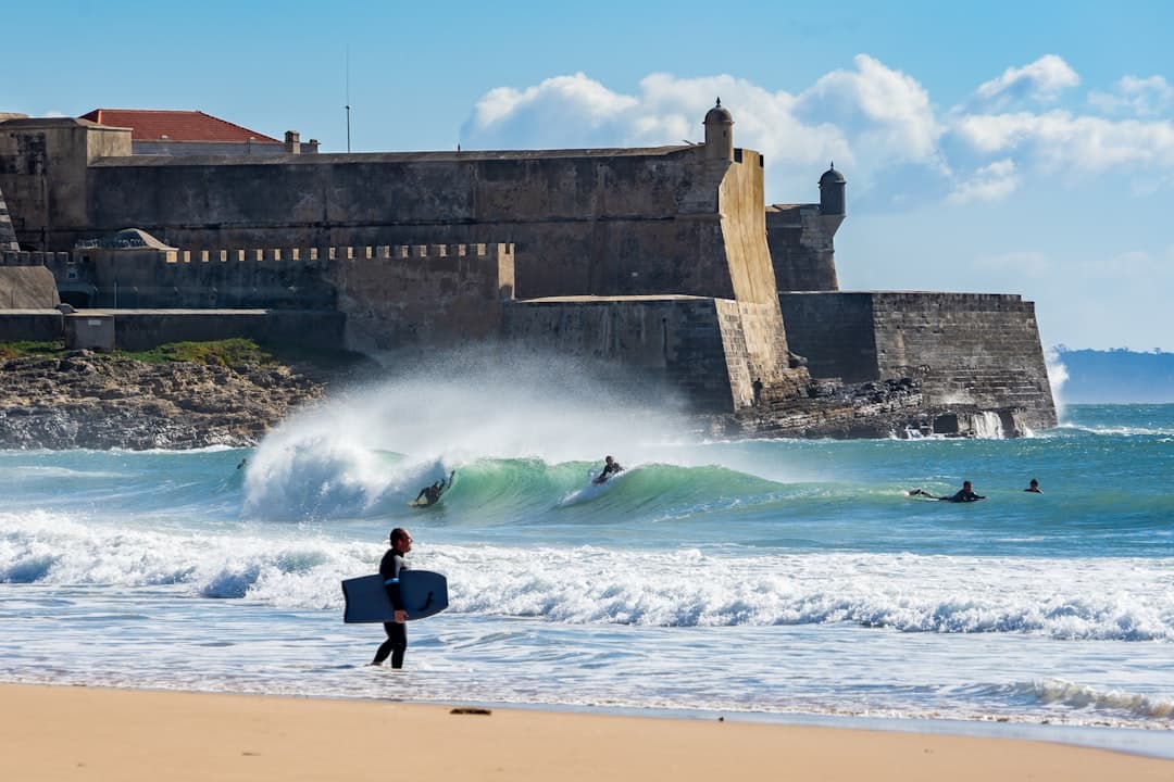 Osoby surfujące na plaży Carcavelos